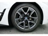 【BMWアロイホイール】軽量かつ強度に拘ったアロイホイール。走行性能ポテンシャルを引き出す設計。タイヤのサイドウォールが強化されたランフラットタイヤは、パンク時にタイヤがつぶれてもリムから外れません。