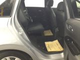 後席の座面をはねあげると、後席のあったスペースがそのまま高さのある荷室空間に!背の高い荷物も横にせずそのまま積み込めます。もちろん左右片方だけのアレンジも可能です。