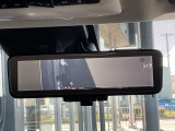 スマートルームミラーは、車両後方に設置されたカメラの映像を、ルームミラーに映し出すことで、死角をなくし、安全性を向上させることができます。また、夜間や雨天時でも、クリアな映像を映し出すことができます。