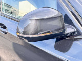 追い越し車線上を急接近してくる車両を認識してミラー内側に組み込まれたインジケータを点滅させドライバーに警告します。注意喚起に気づかず、ドライバーがそのまま車線を越えた場合には車線維持をサポートします。