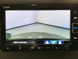 【バックカメラ】運転が苦手な方も車庫入れラクラクです!ギアをリバースに入れれば自動的に切り換わりますので、面倒な操作は不要です♪狭い駐車場もお車を傷つけず安心ですね!