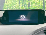 【8.8インチマツダコネクト】車内の雰囲気にマッチした大型のディスプレイ。スマホ接続でのナビ使用やBluetooth再生等、様々な機能が楽しめます。直感的なダイヤル操作が可能で、使い勝手も良好です。