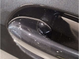【スマートキー】車両のキーをカバンやポケットに入れたまま、お車の開閉が可能で御座います。お車の前に立ってキーを探す必要が御座いません。