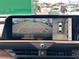 【パノラミックビューモニター】クルマを真上から見下ろした視点で駐車をサポートします!クルマの斜め後ろや真横など、いち早く障害物に気が付くことができます。