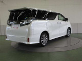 リヤサスペンションは、高級車の定番ダブルウィッシュボーンを採用。優れたコーナリングと乗り心地を実現。