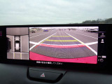 ★360°ビューモニター★4個のカメラから得た画像を車両上方から見下ろしたような映像で表示することで、車と路面の駐車枠の関係を一目で確認できます!
