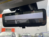 【スマートリヤビューミラー】後席の大きな荷物や同乗者で後方が確認しづらい時でも安心!カメラが撮影した車両後方の映像をルームミラー内に表示。クリアな視界で状況の確認が可能です!