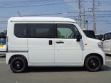 狭い駐車場や壁際でもドアをぶつける心配が少なく開けられる両側スライドドアです。