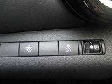 車線逸脱警報装置付きです!フロントカメラによりレーンマーカーを検知し、意図せずに走行車線から逸脱しそうな場合、メーター内のディスプレイ表示とブザーで注意を喚起します。