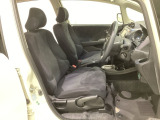 広い足元にゆったり座れるシートは長距離の運転でも疲れにくいシートです。女性でも運転がしやすいようにシートの高さ調整機能(シートリフター)がついています。