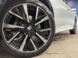 ●純正17インチアルミホイー17ル:輸入車ならではの卓越した走りを支えるホイールと足回りです!日本車の走りに慣れている方にもぜひ体感して頂きたいほど、高いレベルでまとまっています!