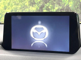 【8インチマツダコネクト】車内の雰囲気にマッチした大型のディスプレイ。スマホ接続でのナビ使用やBluetooth再生等、様々な機能が楽しめます。直感的なダイヤル操作が可能で、使い勝手も良好です。