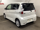 プライバシーガラスが装備されています。外を見るときには気にならずに、後方車両からは車内が見えにくい設計になっております。