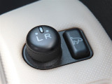 日本の駐車場は幅が広くないところが多くて、乗り降りが大変だったりしますよね。電動ミラーがあれば、室内でミラーをたためるので、駐車するときも便利ですね。