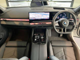 BMWの操作パネルは使いやすさを追求し日常生活で必要なボタン&スイッチを使えるようにした構造となっております。購入時から沢山触って体感してください。