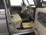 【ベンチシート】運転席と助手席の移動もスムーズ!狭い駐車場での乗り降りや、お子様の乗り降りにも便利です。座席の間にコンソールボックスやドリンクホルダーがないため、車内空間が広く感じます。