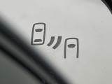【ブラインドスポットワーニング】走行中、ドアミラーの死角になりやすい箇所に後続車が接近するとサイドミラー付近に警告を表示、ドライバーに注意喚起をしてくれます。
