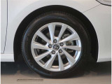 純正のアルミホイール装着車です。タイヤサイズは215/55R17です。