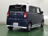 プライバシーガラスが装備されています。外を見るときには気にならずに、後方車両からは車内が見えにくくなってます