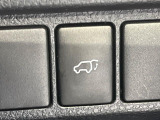 【パワーバックドア】スマートキーや運転席のボタンを押すだけでリアゲートが自動で開閉します!荷物を持っている時や、高い位置にあるバックドアを閉める際に便利な機能です♪