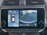 『アラウンドビューモニター』は、空から見下ろすような視点で、スムースな駐車と安全確認をサポートします。
