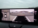 ★360°ビューモニター★4個のカメラから得た画像を車両上方から見下ろしたような映像で表示することで、車と路面の駐車枠の関係を一目で確認できます!