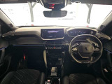 スッキリとまとめられた運転席周りで、運転を楽しくさせる内装です