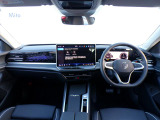 【純正ナビ】一体感のあるナビは、高級感ある車内を演出してくれます。