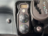お好みの温度に設定すれば、車内の温度を検知し自動で調整してくれるナノイー装着のオートエアコン!暑い、寒いと何度もスイッチを操作しなくても済みます☆☆