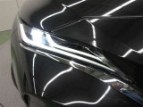 LEDの配光範囲を細やかに制御し、先行車や対向車に光が当たる部分だけを自動的に遮光するアダプティブハイビームシステム