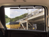 【ロールサンシェイド】まぶしい光を軽減し、心地よい車内に♪ロール式なので開け閉めも容易にできます!
