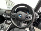 【ハンドル】ドライバーとBMW車の一体感がダイレクトに伝わるステアリングホイール。形状・太さへの拘りに加えて、操作性を高める為にスイッチ類も配置。クイックかつ安定のドライビングを体感下さい!