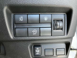安全装備に関するボタンは運転席周りにまとめて設置されています