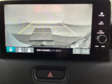 バックでの車庫入れも安心です! リアカメラが付いているバックモニター付のナビディスプレイを装備しております。操作線もついており距離感も画面から確認できます。