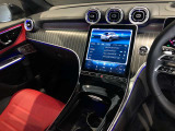 運転中にハンドルから手を離したり前方から目を逸らしたりすることなく、安全に各機能を操作する事ができます。