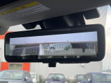 【スマートリヤビューミラー】後席の大きな荷物や同乗者で後方が確認しづらい時でも安心!カメラが撮影した車両後方の映像をルームミラー内に表示。クリアな視界で状況の確認が可能です!