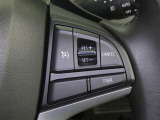 【レーダークルーズコントロール】(全車速追従機能付)付きです。車速に応じて追従支援してくれるので、ロングドライブも快適です。詳細は販売店スタッフまでおたずねください。