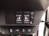 【両側パワースライドドア】両側がパワースライドドアになっており、運転席のスイッチやスマートキーでも開閉が可能です!開口部も広いので乗り降りも楽々♪
