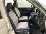 女性でも運転がしやすいように、シートの高さ調整機能(シートリフター)がついています。運転席と助手席の間が空いている為、助手席側への移動がスムーズです。交通量の多い道でも助手席側から乗り降りができます。