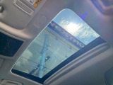【サンルーフ】開放感たっぷりの希少装備、サンルーフが装着されています!車内に明かりを取り入れたり景色を楽しむ以外にも、車内の空気も簡単に換気できて快適です!