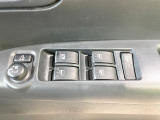 【電動格納ミラー】サイドミラーは電動格納式となっており、狭い駐車場でもキズがつくリスクを抑えられます。