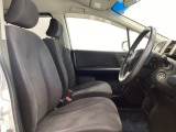 座面も厚みがあり背もたれも高く、広い足元にゆったり座れるシートです。運転席と助手席の間が空いている為、助手席側への移動がスムーズです。交通量の多い道でも助手席側から乗り降りができます。