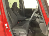 女性でも運転がしやすいように、シートの高さ調整機能(シートリフター)がついています。運転席と助手席の間が空いている為、助手席側への移動がスムーズです。交通量の多い道でも助手席側から乗り降りができます。