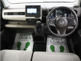 運転にかかわる様々な操作を安全に行えるように視点移動が少なく、操作性に配慮されたスイッチ類が凝縮されたコクピットです。