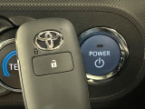 【スマートキー】カバンやポケットに入れたままでもドアの施錠・解錠が可能なスマートキーを装備。エンジンのオン・オフ時もカギを取り出す必要が無いからとっても便利です♪