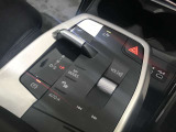 【シフト】スポーティーさを極めたなめらかなシフトチェンジが可能で、快適なクルージングからダイナミックな走りまで、さまざまな運転スタイルに適応いたします。