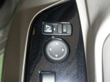 電動格納式ミラーなので、対向車などとのすれ違い時にも便利です。また、ドアロック連動で自動格納します。