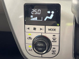 【オートエアコン】一度お好みの温度に設定すれば、車内の温度を検知し風量や温度を自動で調整。暑い…寒い…と何度もスイッチ操作をする必要はありません。快適な車内空間には必須の機能ですね♪