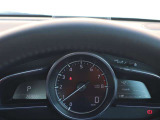 運転視界の遠方上方に虚像を投影することで前を見ながら情報の視認ができます。本当にドライバーが必要な情報を適切に伝え、楽しんで頂くことを考えた新世代装備です。※虚像は1.5m前方に浮かぶイメージです。
