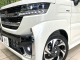 【LEDヘッドライト】悪天候や夜間走行時も良好な視界を確保し安心して運転できる高輝度LEDヘッドライトを装備!点灯速度が早く、消費電力も抑えられています。